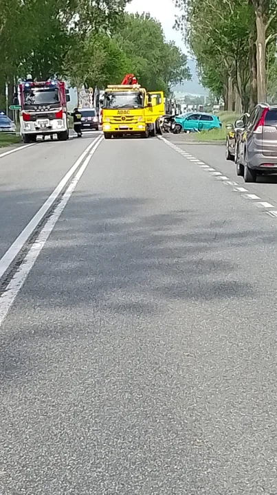 Szalejów Dolny. Czołowe zderzenie na krajowej ósemce. Do szpitala trafiła jedna osoba