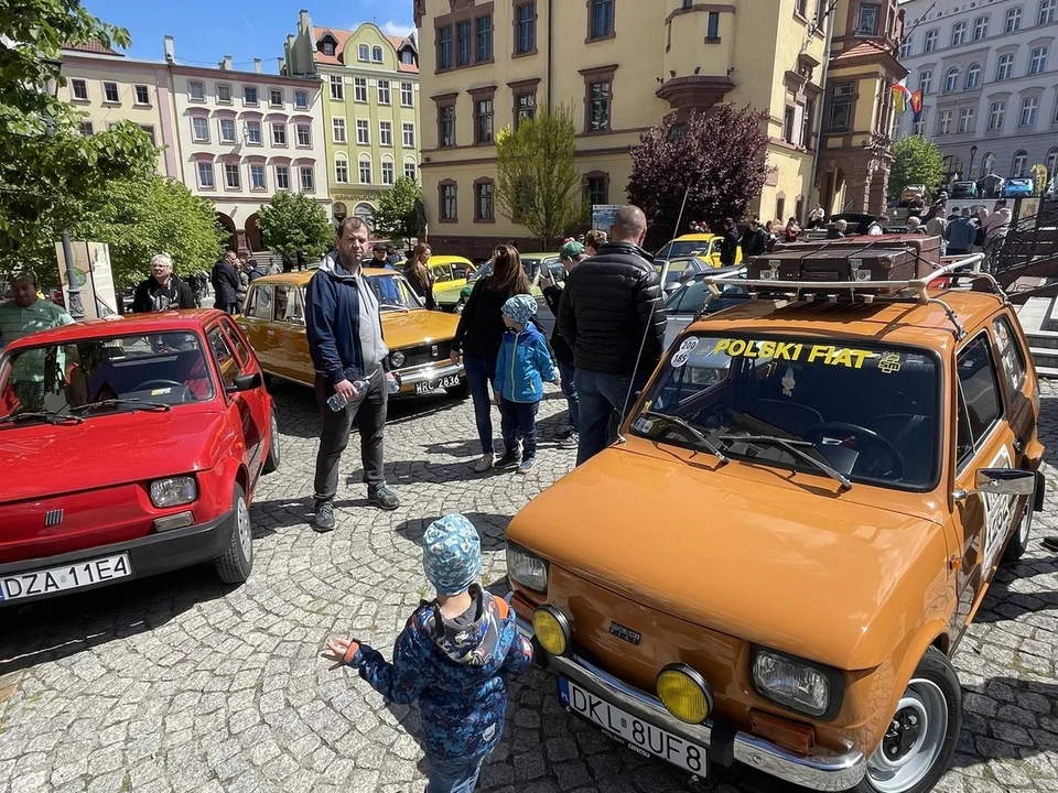 Nowa Ruda. Rynek pełen klasyki -  ósmy zlot zabytkowych pojazdów przyciągnął tłumy