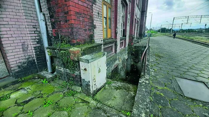 Kamieniec Ząbkowicki. Dworzec z nadzieją