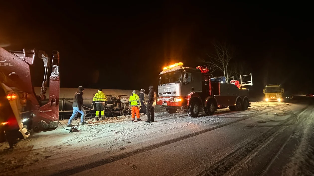 DK33. Silny wiatr zepchnął autobus do rowu [zdjęcia]