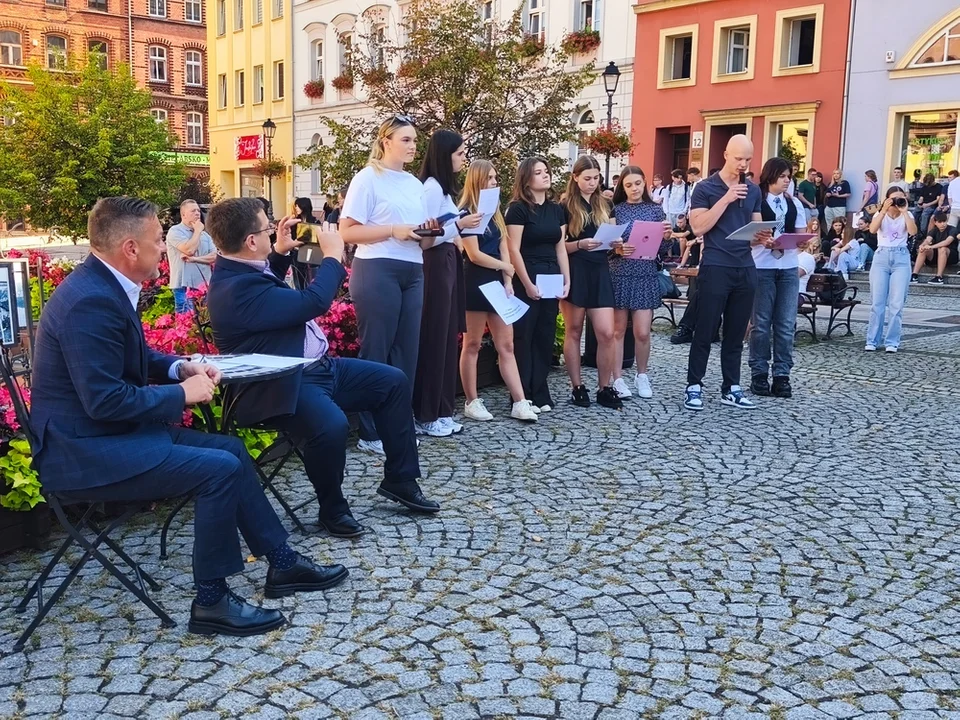 Nowa Ruda. Narodowe czytanie - Jan Kochanowski na Rynku [galeria]