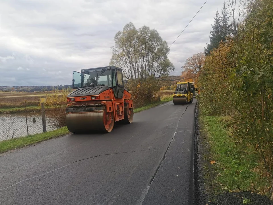 Końcowe prace na drodze powiatowej na odcinku od Międzylesia do Dolnika