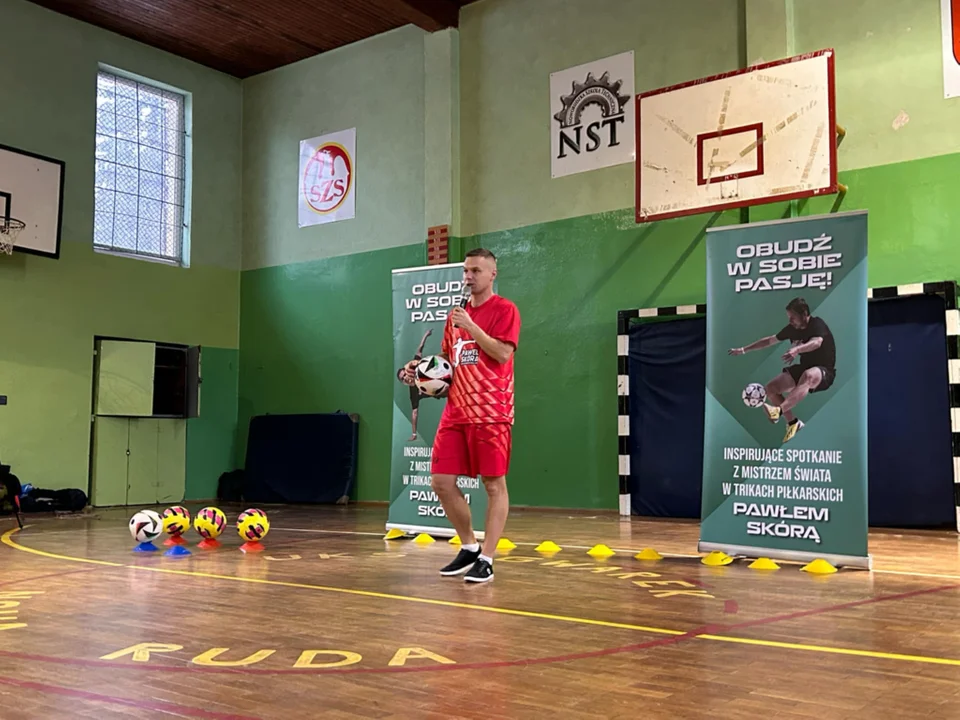 Nowa Ruda. Mikołajkowe spotkanie z mistrzem Freestyle Futbolu w Noworudzkiej Szkole Technicznej [galeria]