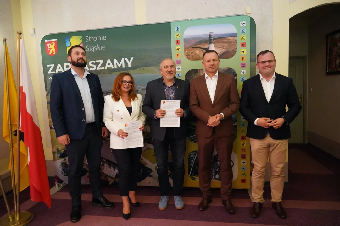 Stronie Śląskie. Burmistrz podpisał umowę na odbudowę i modernizację stadionu
