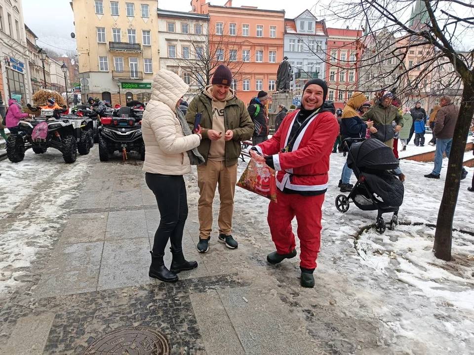 Wczoraj już po raz 20. na noworudzkim Rynku gościł Święty Mikołaj. Do dzieci trafiło 300 paczek [galeria]