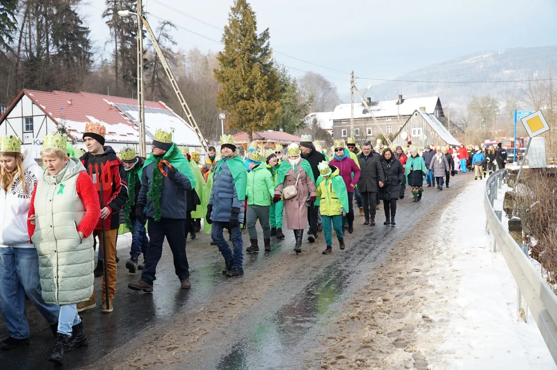 Orszak Trzech Króli przeszedł ulicami Jugowa. Było kolorowo i wesoło [galeria]