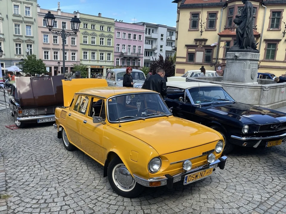 Nowa Ruda. Rynek pełen klasyki -  ósmy zlot zabytkowych pojazdów przyciągnął tłumy