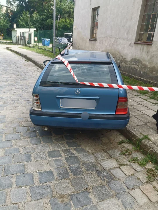 Bystrzyca Kłodzka. Pijany kierowca staranował zaparkowane przy ulicy auto