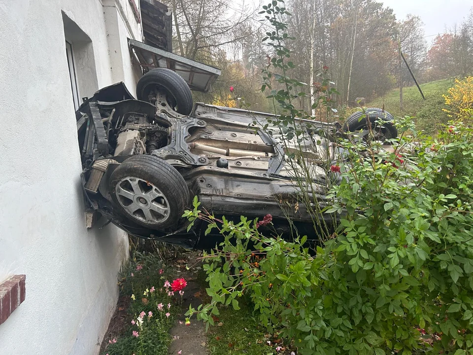 Ścinawka Średnia. Kierowca audi uderzył w dom. Rozmawialiśmy z właścicielką nieruchomości