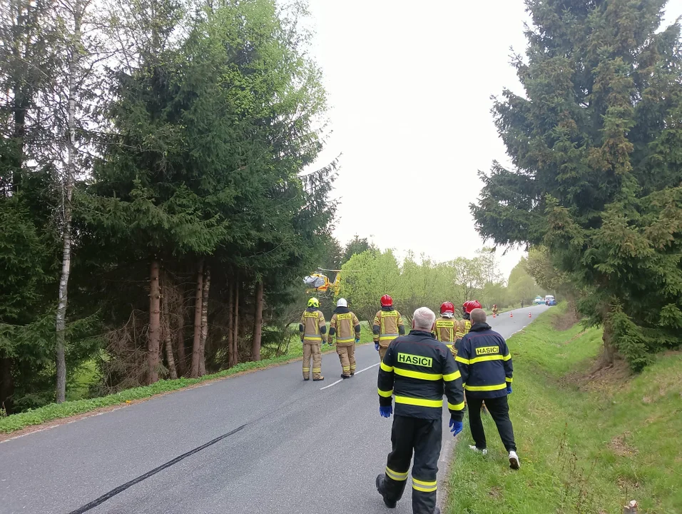 Gmina Bystrzyca Kłodzka. Groźne zderzenie motocyklisty z citroenem w Mostowicach