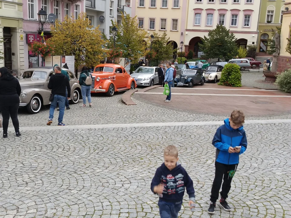 Dziesiątki zabytkowych pojazdów w noworudzkim Rynku [galeria]