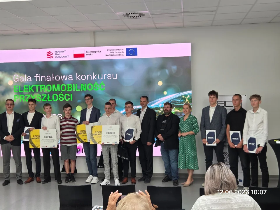 ZIĘBICE. Uczniowie z sukcesem na ogólnopolskim konkursie. Przywieźli nagrody za innowacyjne projekty przyszłości - Zdjęcie główne