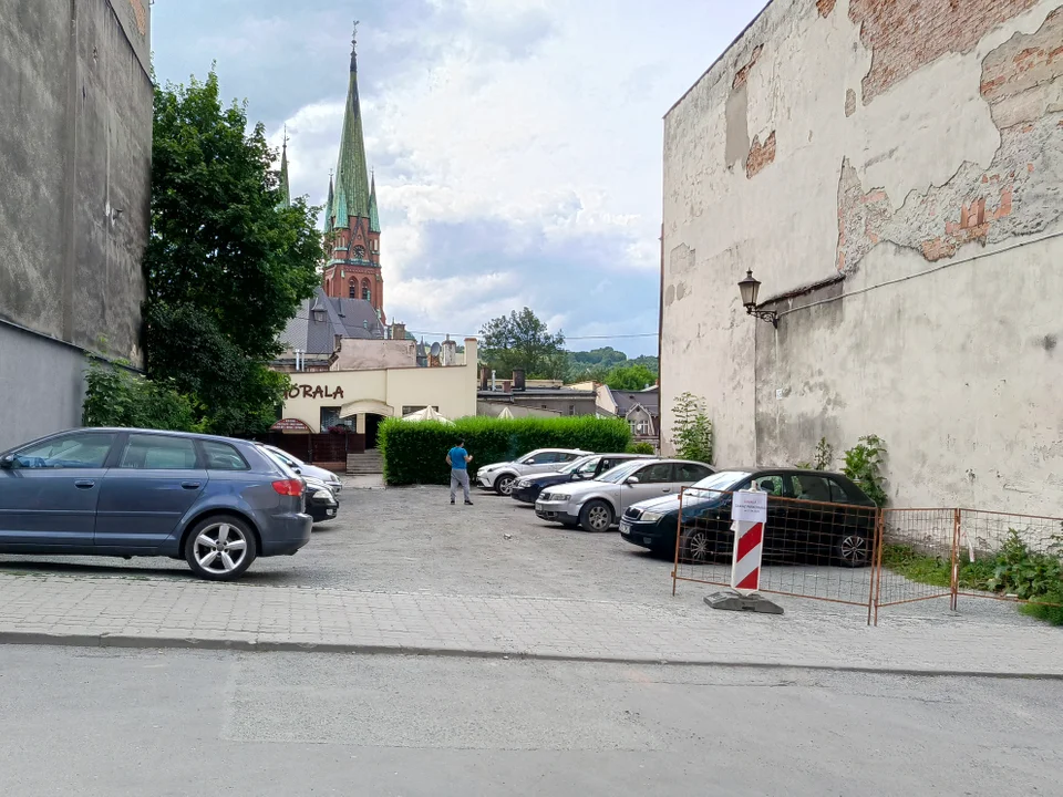 Nowa Ruda. Ruszyły roboty na ul. Kolejowej. Parking przed "Góralem" zamknięty