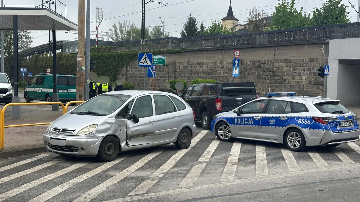Kłodzko - kolizja wojskowego Forda na Połabskiej