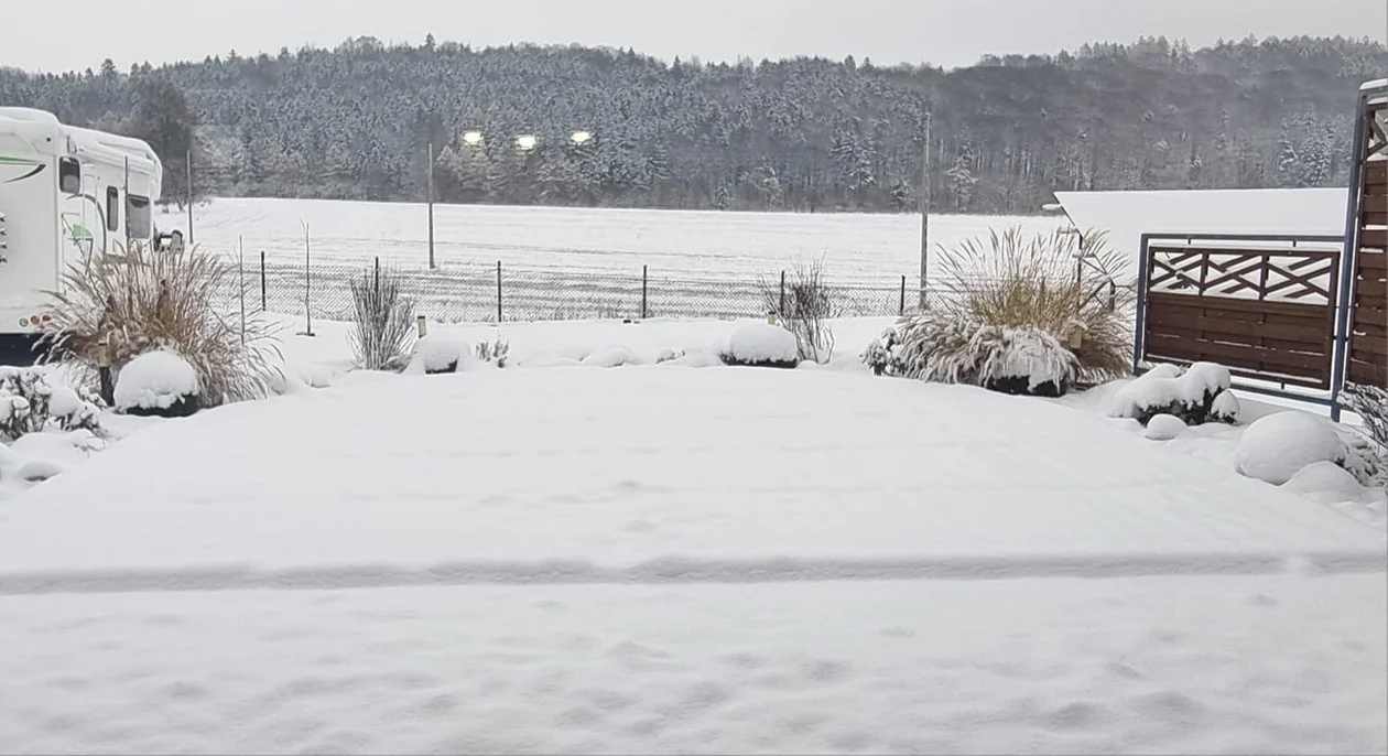 Biało za oknem. Pierwszy śnieg w obiektywie naszych czytelników