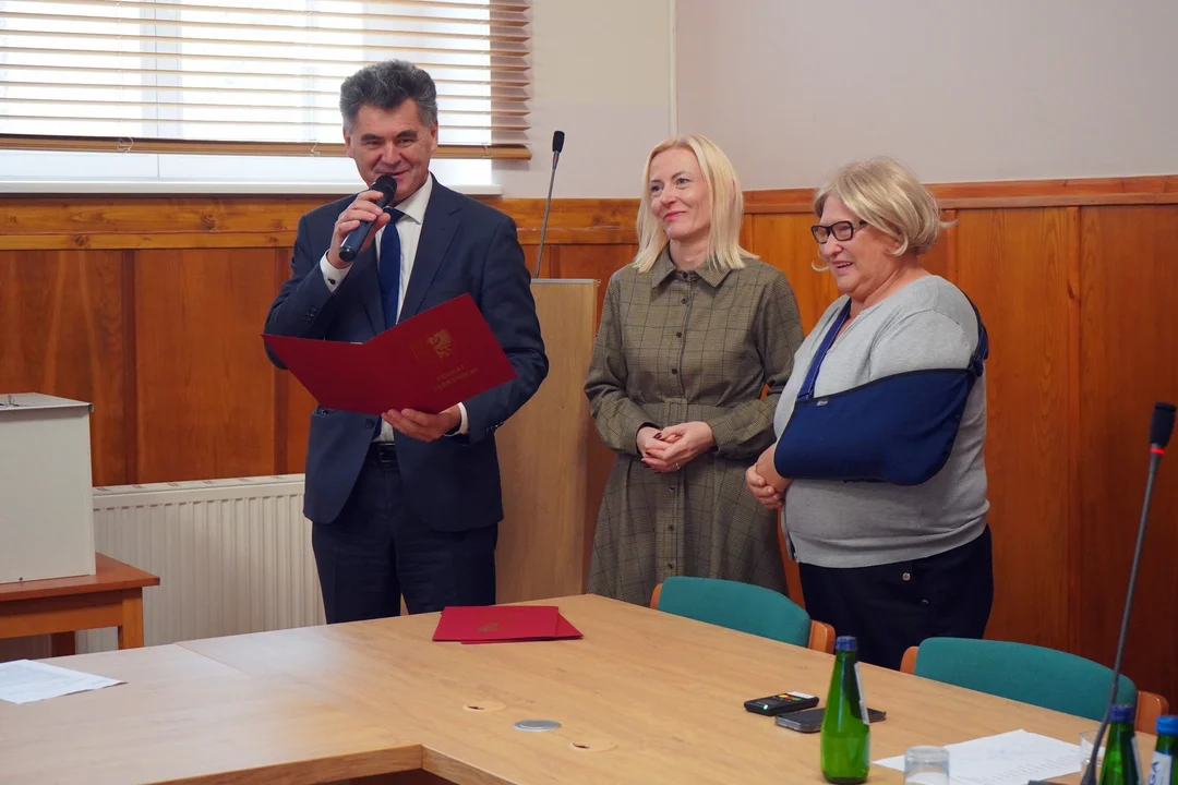 Sesja Rady Powiatu Ząbkowickiego: nagrody dla uczniów i ważne decyzje finansowe [galeria]