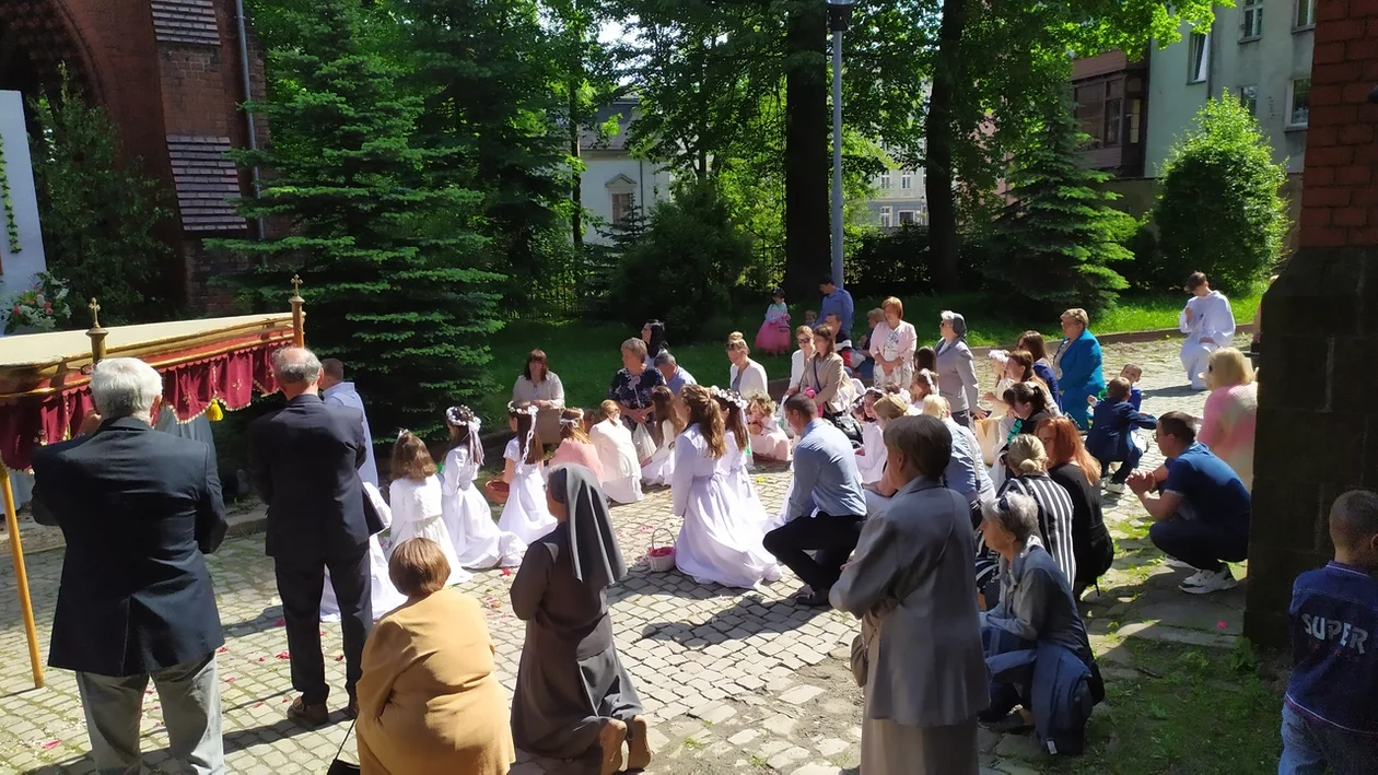 Nowa Ruda. Procesja Bożego Ciała wokół placu kościelnego