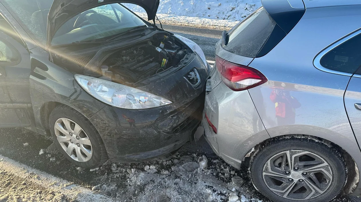 Żelazno. Kolizja przed przejazdem kolejowym - Zdjęcie główne