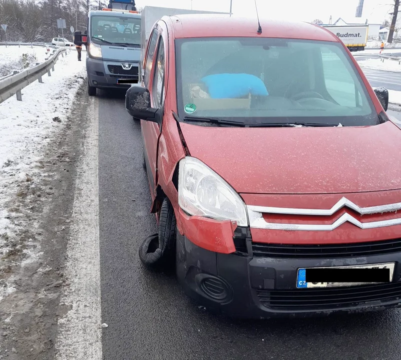 Zderzenie Audi i Citroena na skrzyżowaniu ul. Legnickiej z DK8 FOTO