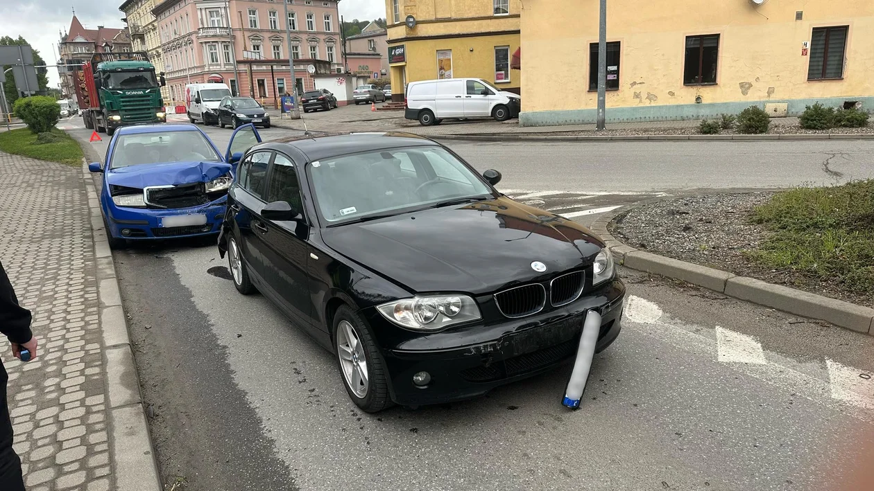 Kłodzko. Kolizja trzech aut na ul. Słowackiego - Zdjęcie główne