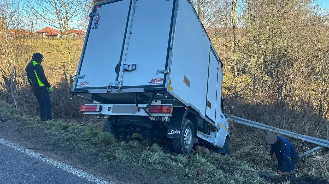 Bus chłodnia dachował na drodze wojewódzkiej. Kierujący trafił do szpitala