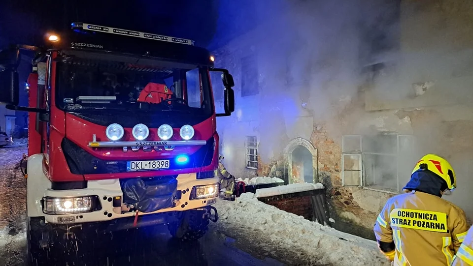 Pożar w budynku mieszkalnym w Różance. Poszkodowany mężczyzna przekazany medykom