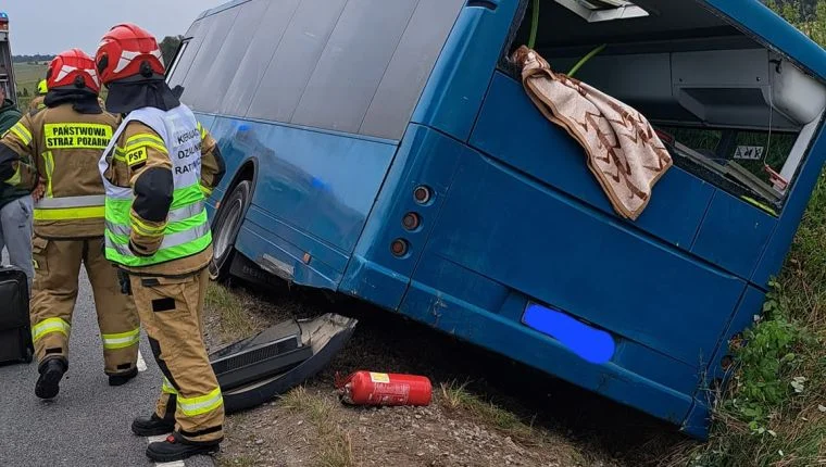 Ożary. Autobus z 22 osobami na pokładzie przewrócił się do rowu [FOTO] - Zdjęcie główne