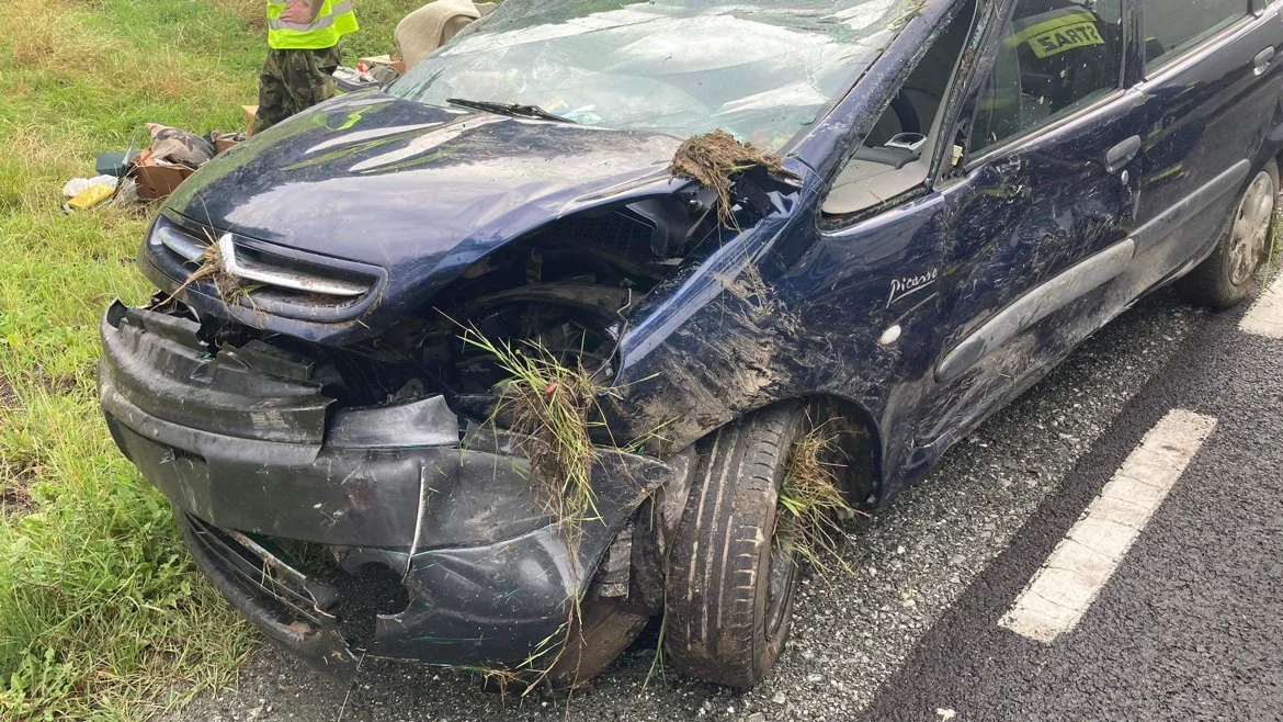 Podzamek. Auto wpadło do rowu, zatrzymując się na dachu