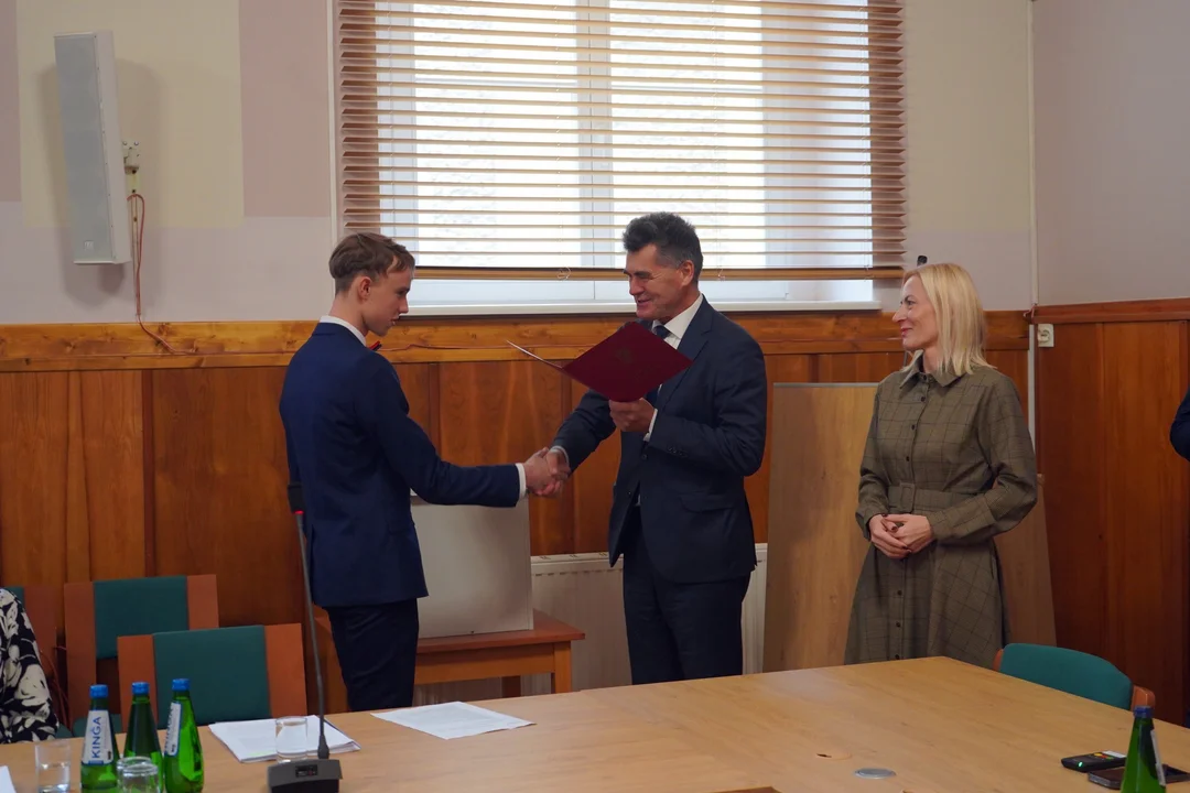 Sesja Rady Powiatu Ząbkowickiego: nagrody dla uczniów i ważne decyzje finansowe [galeria]