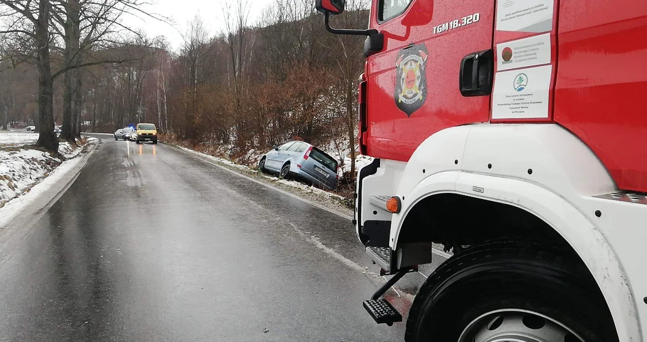 Nowa Ruda. Trudne warunki na drogach. Auto wpadło do rowu - Zdjęcie główne