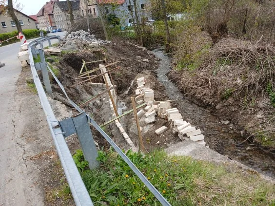 Gmina Nowa Ruda. Odbudowa odcinka muru oporowego Jugowskiego Potoku prawie zakończona - Zdjęcie główne