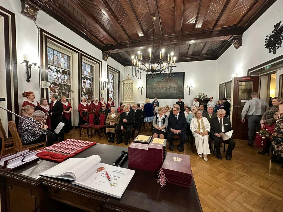 Małżeństwa z Ziębic odebrały odznaki za 50 i 60 lat nieprzerwanego i wyjątkowego pożycia małżeńskiego