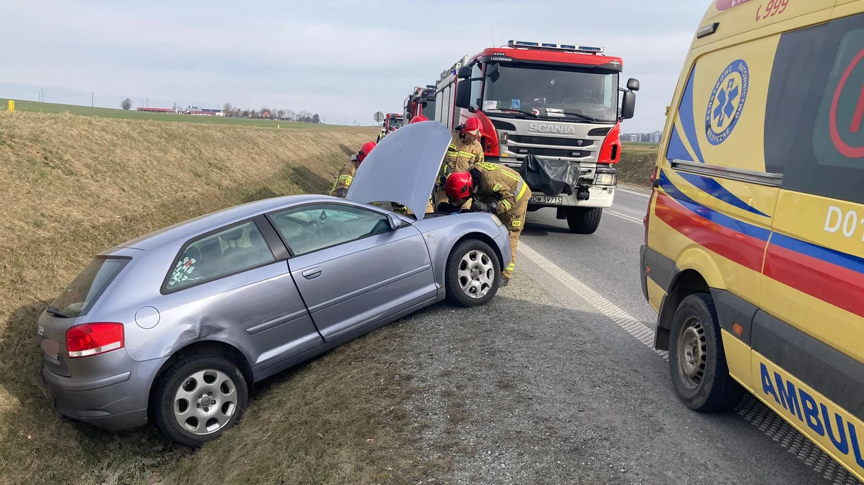 Kierująca audi wjechała w naczepę ciężarówki