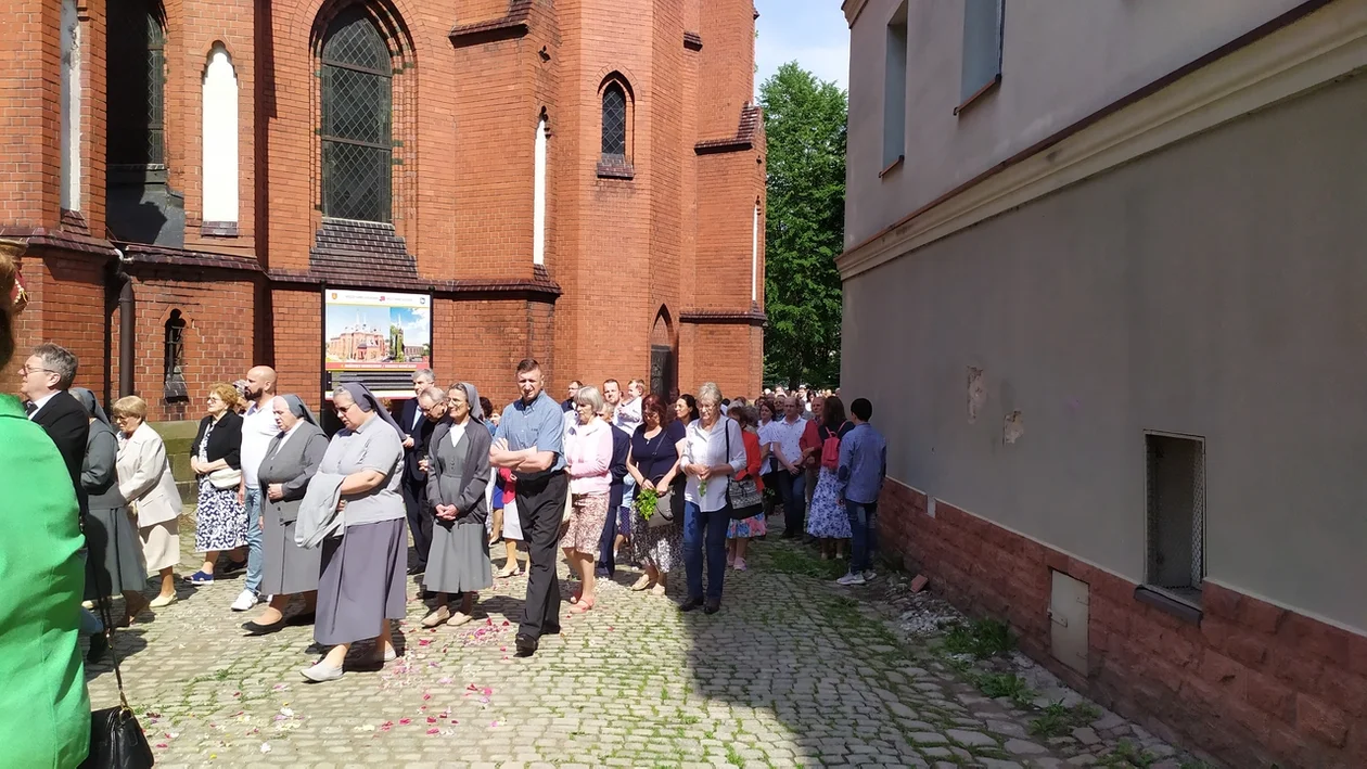 Nowa Ruda. Procesja Bożego Ciała wokół placu kościelnego