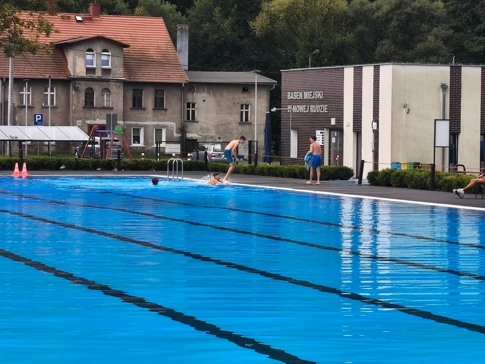 Nowa Ruda. Koniec wakacji. Basen przy ul. Fredry zamknięty [galeria]