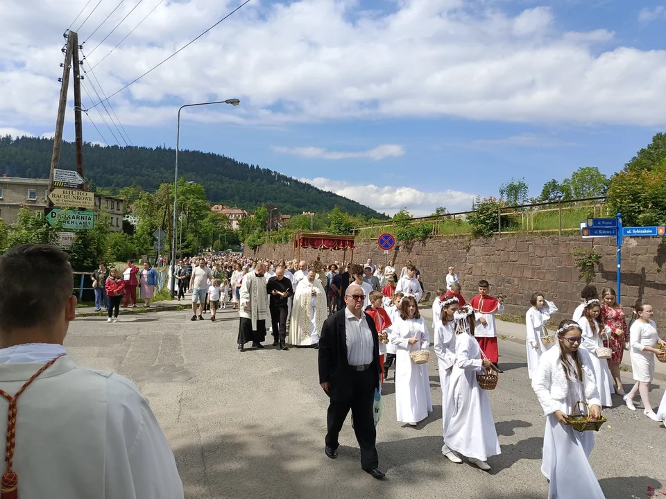 Boże Ciało w Nowej Rudzie. Ulicami przeszła uroczysta procesja [galeria]