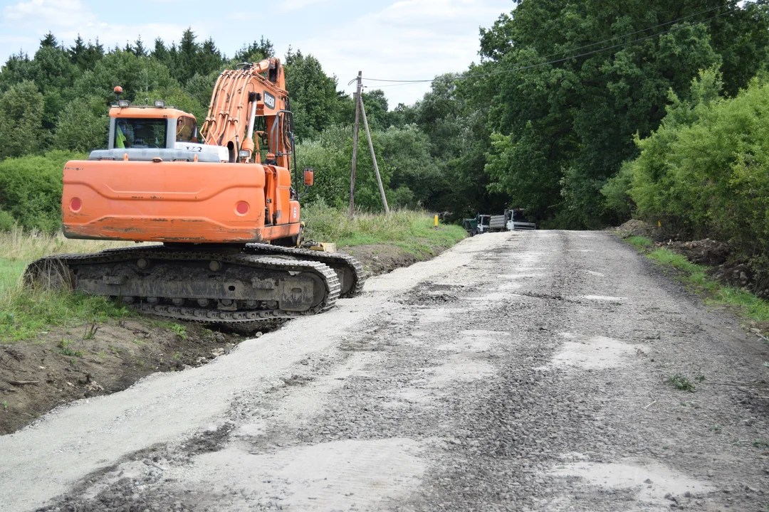 Trwa przebudowa drogi powiatowej Starków - Krosnowice