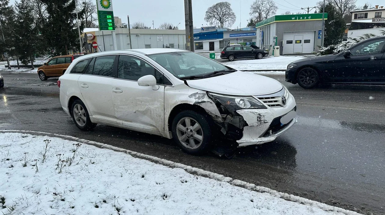 Kłodzko. Kolizja na skrzyżowaniu ul. Noworudzkiej i Armii Krajowej - Zdjęcie główne