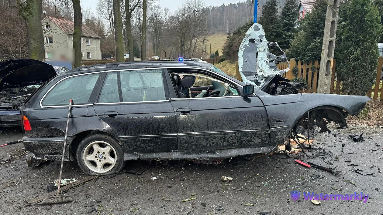 Wypadek w Jugowie. Kierowca jechał na podwójnym gazie? [zdjęcia]