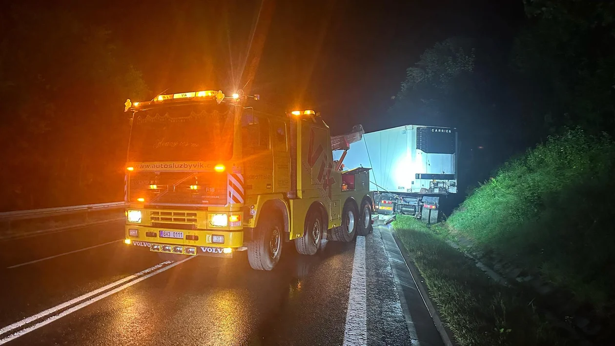 Krakowa Ósemka. Kierowca ciężarówki stracił panowanie nad pojazdem