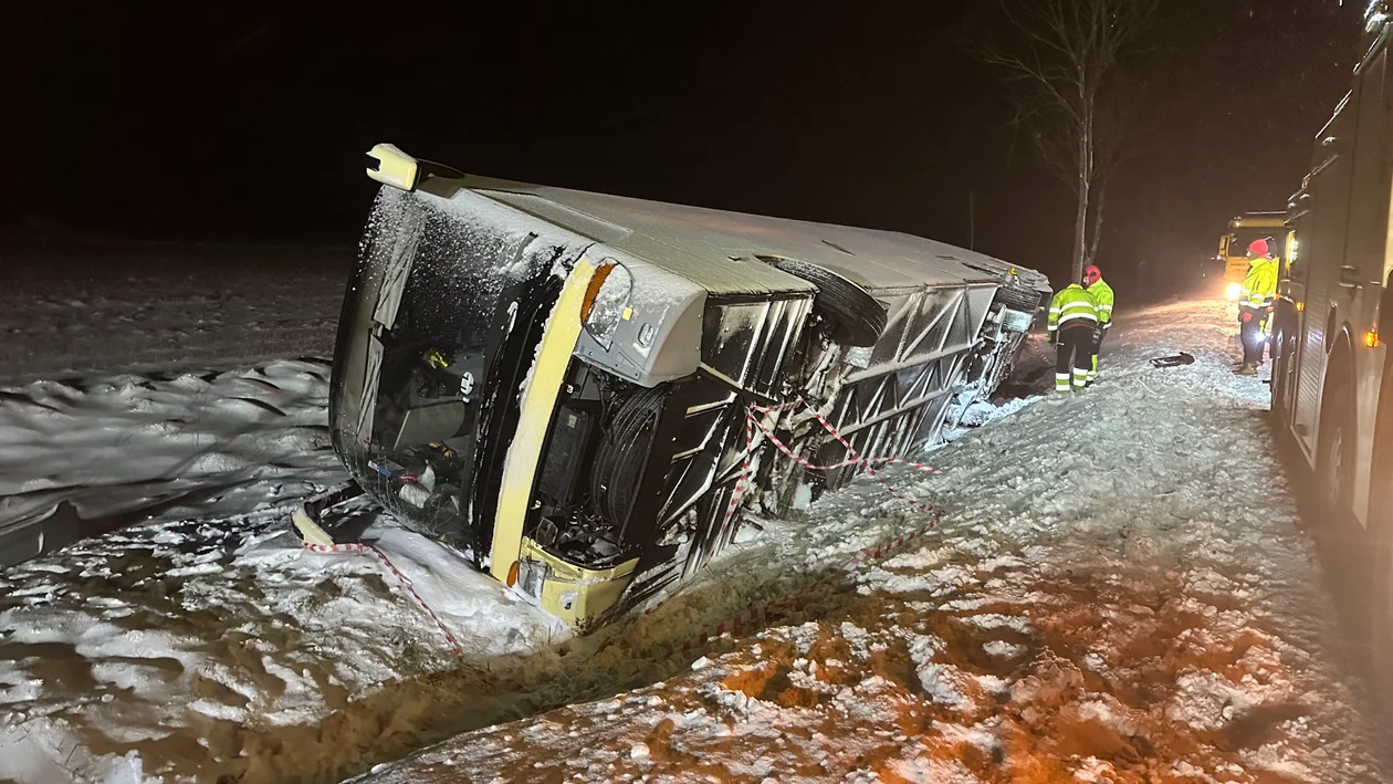 DK33. Silny wiatr zepchnął autobus do rowu [zdjęcia]