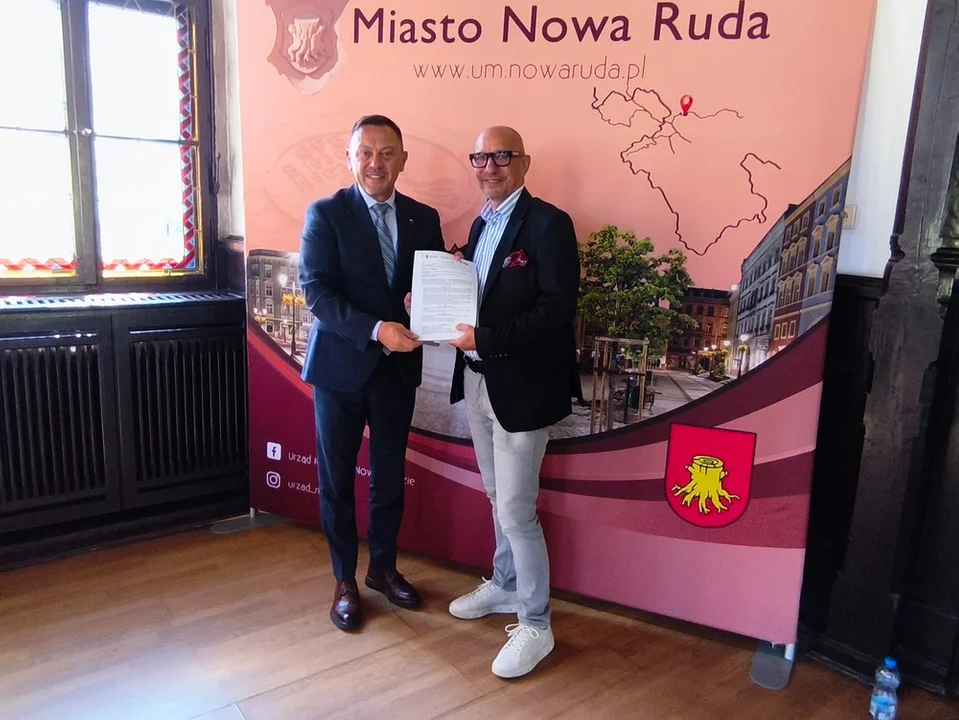 Nowa Ruda. Podpisano umowę na przekształcenie budynku byłej dwójki w Środowiskowy Dom Samopomocy [galeria]