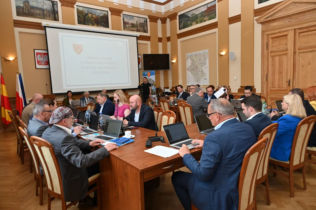VII Sesja Rady Powiatu Kłodzkiego. Absolutorium dla Zarządu [galeria]