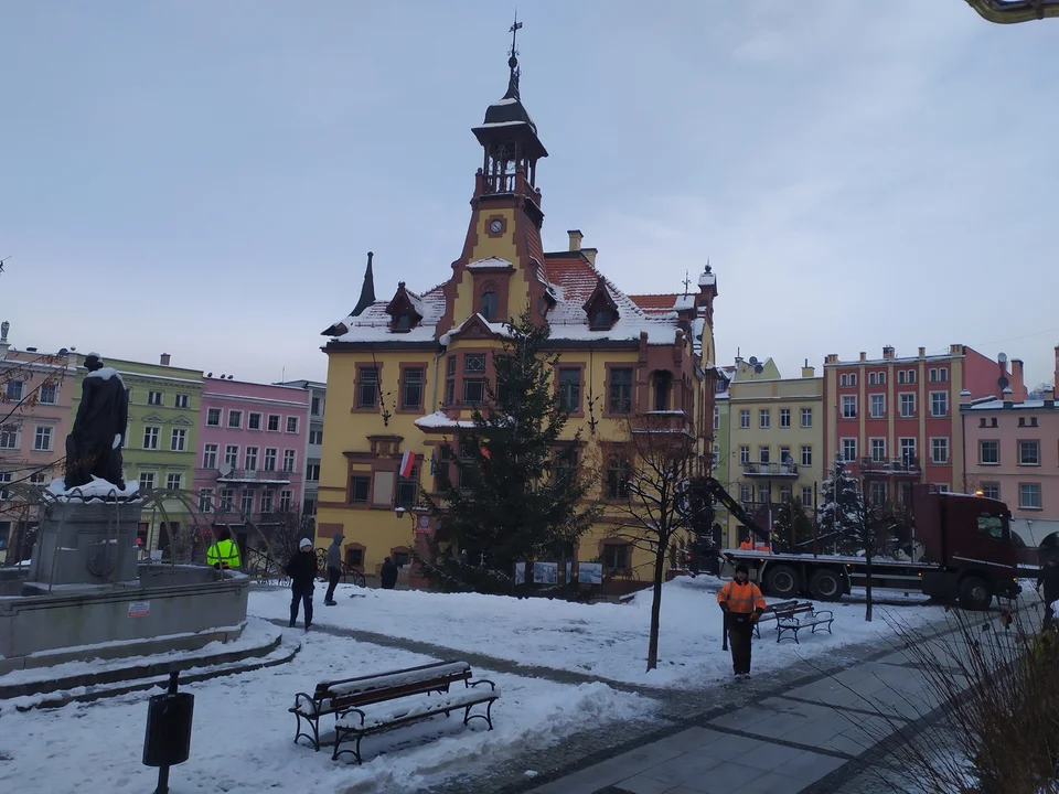 Chyba najwyższa w historii choinka stanęła na noworudzkim Rynku