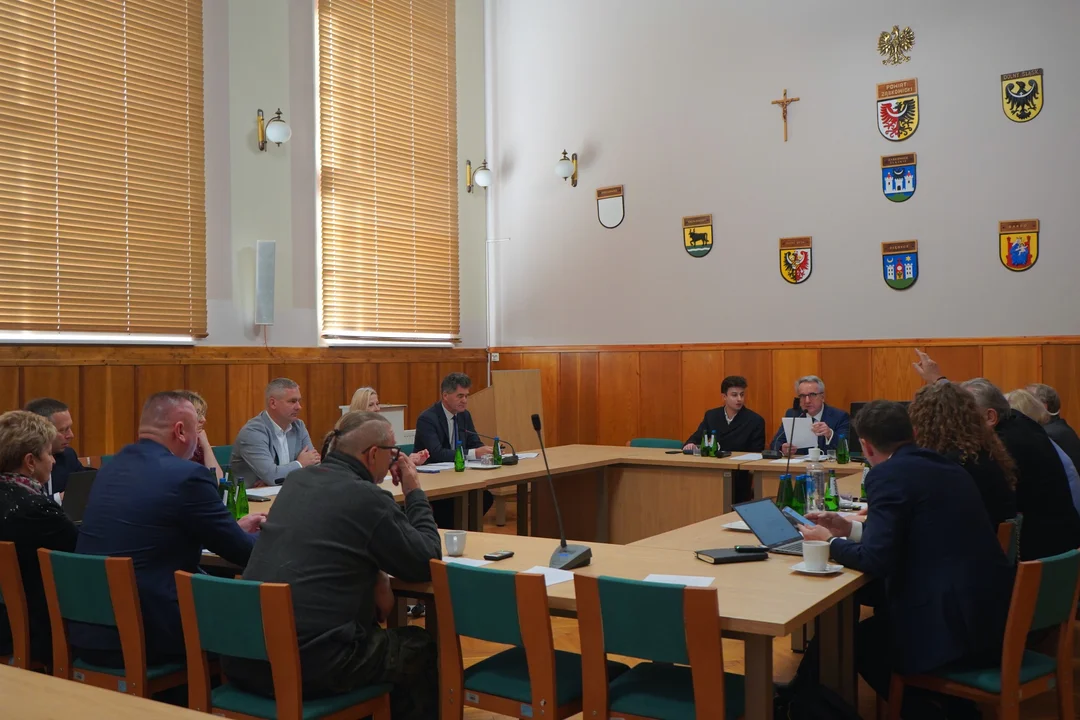 Powiat Ząbkowicki. Za nami sesja Rady Powiatu. Sprzeciw wobec „Paktu migracyjnego”, zmiany w budżecie i nowy wiceprzewodniczący