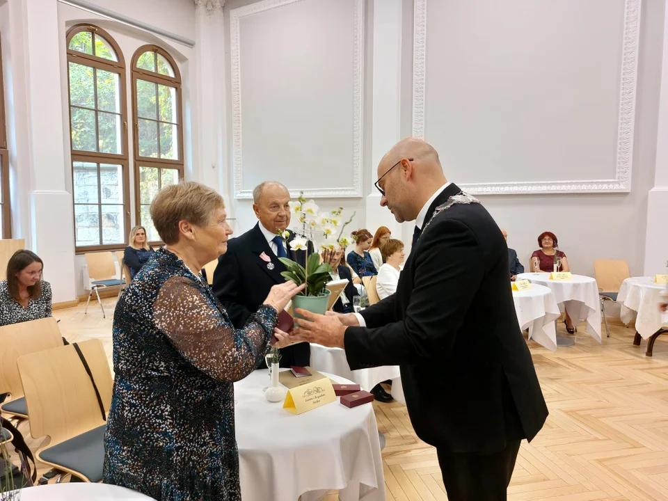 Złote gody w Centrum Aktywności Lokalnej w Kłodzku. Osiem par odebrało gratulację od burmistrza [galeria]