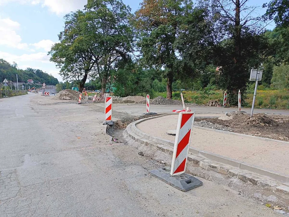 Kłodzko. Trwają prace przy korycie rzeki i remont ulic
