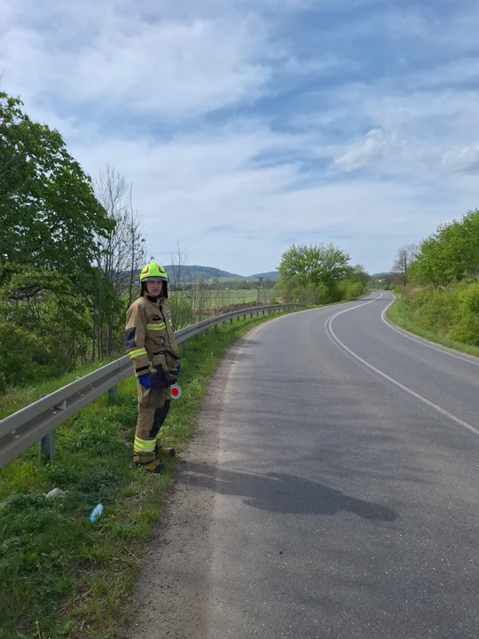 Ścinawka Dolna. 29-latek stracił panowanie nad motocyklem i uderzył w betonowy przepust [galeria]