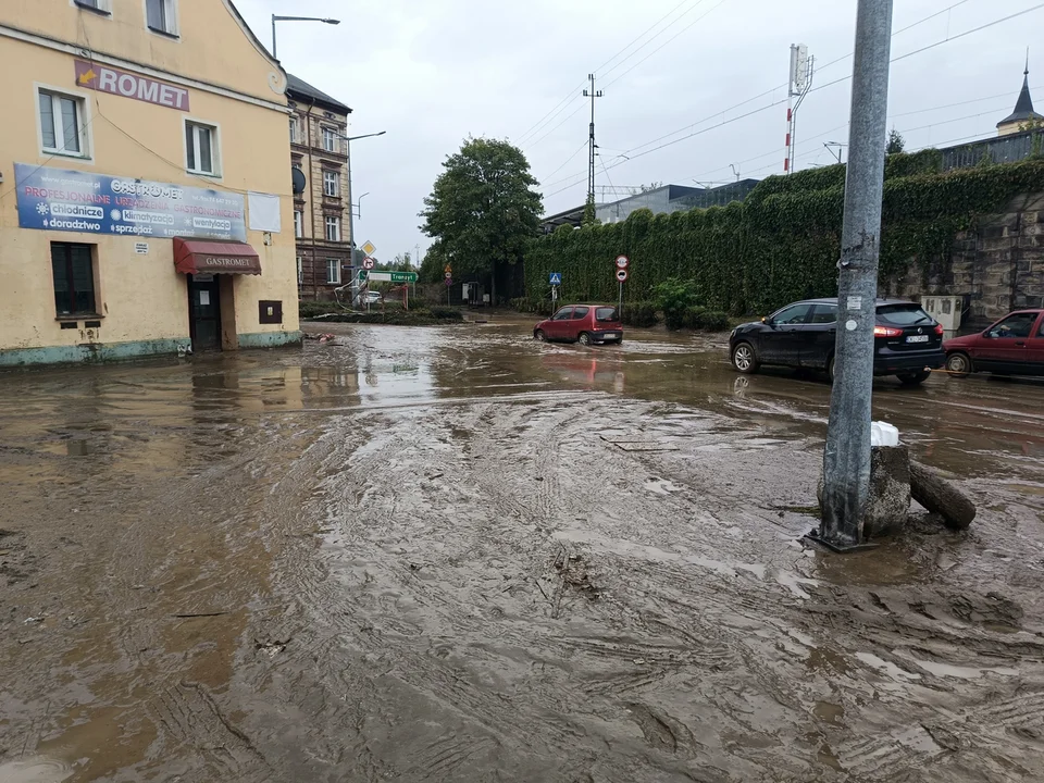 Kłodzko. W deszczu usuwają skutki powodzi [zdjęcia]