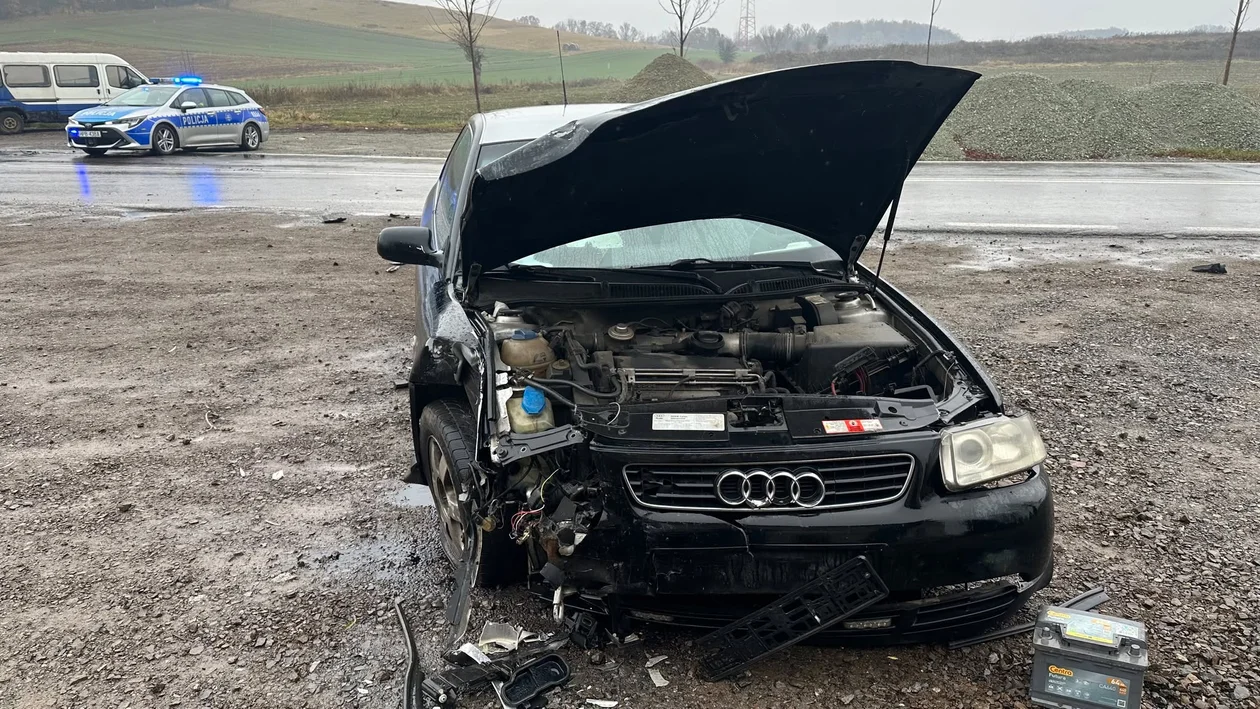 Ścinawka Dolna. Zderzenie na skrzyżowaniu. Dwie osoby trafiły do szpitala - Zdjęcie główne